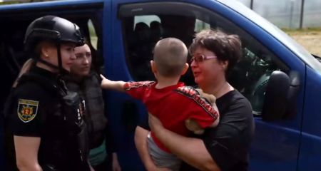 Эвакуацию семьи с малышом из прифронтового села на Запорожье показали полицейские