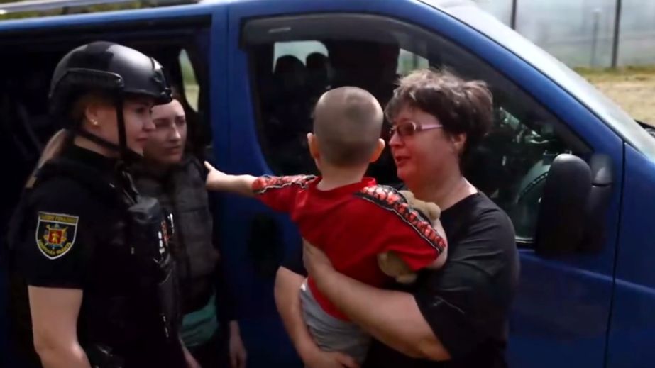 Эвакуацию семьи с малышом из прифронтового села на Запорожье показали полицейские