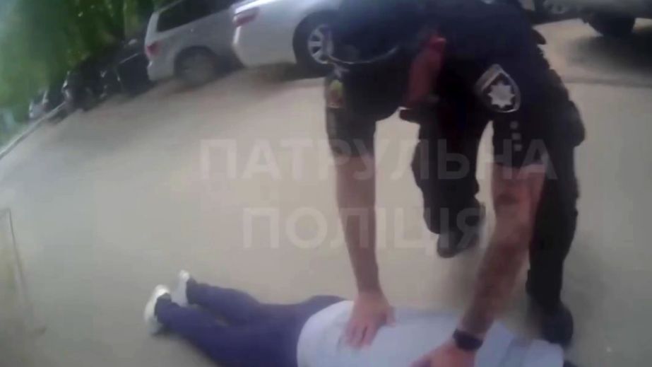 На чоловіка з епілептичним нападом на тротуарі професійно зреагували патрульні в Запоріжжі – кадри
