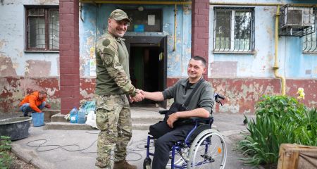 Пандус для важко пораненого колеги встановили запорізькі поліцейські
