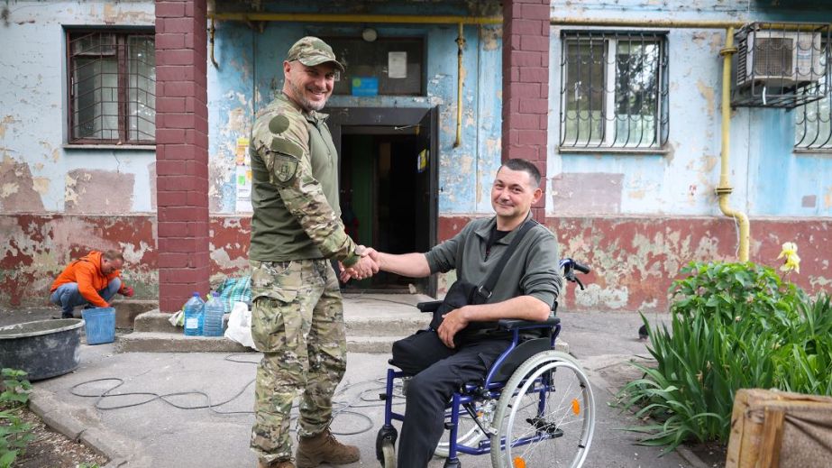 Пандус для важко пораненого колеги встановили запорізькі поліцейські