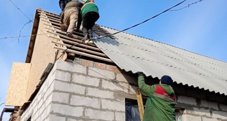 Запорізькі комунальники відновили ще 15 будинків, які зазнали ворожих атак