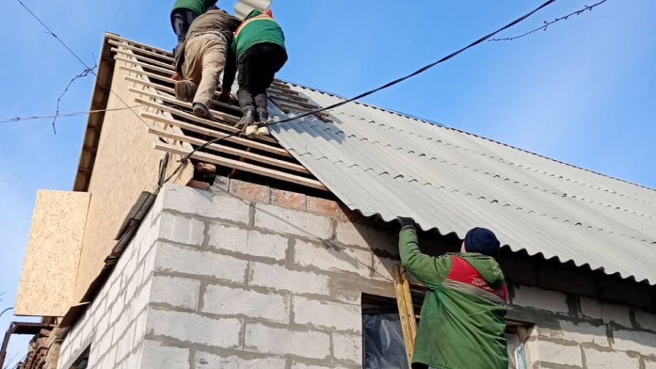 Запорізькі комунальники відновили ще 15 будинків, які зазнали ворожих атак