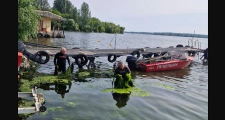 Від водоростей очищують Дніпро запорізькі рятувальники