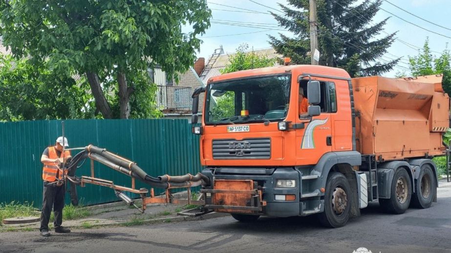 Спецметодом отремонтируют 17 тысяч "квадратов" дорог в Запорожье