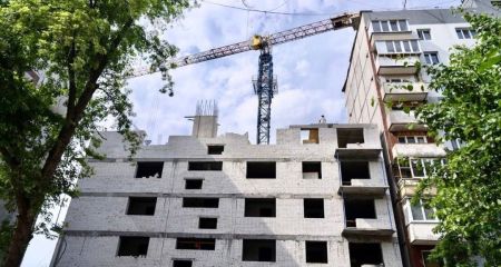 Пять этажей дома на улице Запорожской восстановили строители после разрушительного удара