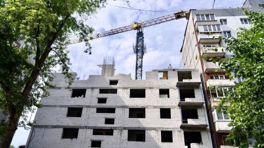 П’ять поверхів розтрощеного будинку на вулиці Запорізькій звели будівельники