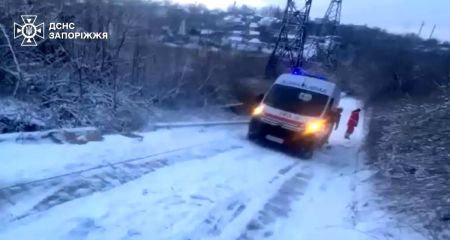 Швидка забуксувала на слизькій дорозі у Запоріжжі: надзвичайники показали, як рятували