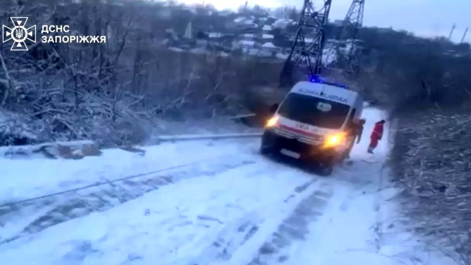 Скорая забуксовала на скользкой дороге в Запорожье: чрезвычайники показали, как спасали