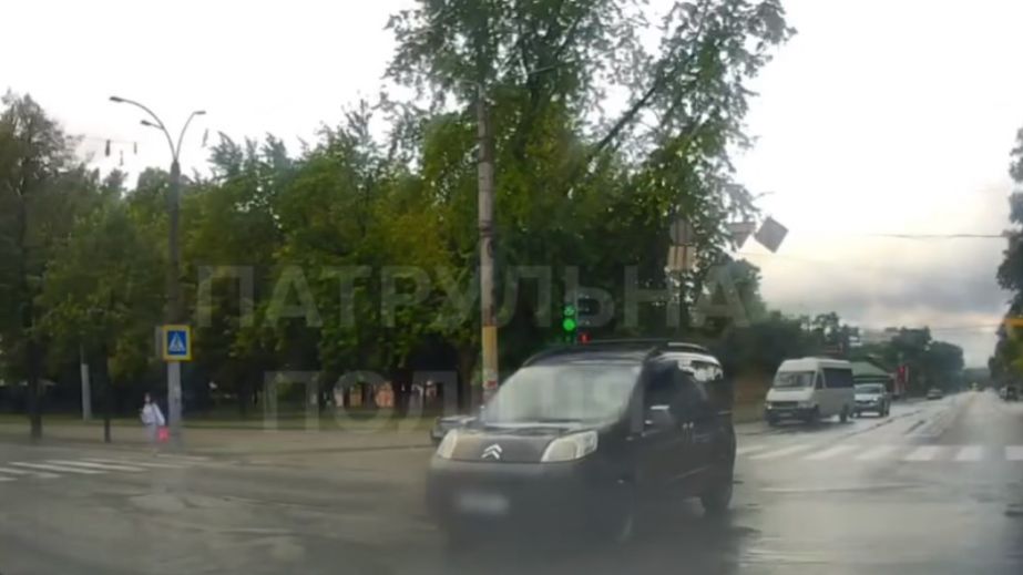 Штрафы за игнорирование минуты молчания в Запорожье получили водители "Славуты" и Citroen