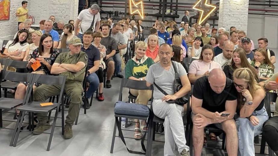 Понад 150 жителів Запоріжжя прийшли на слухання щодо ремонту скверу за 34 мільйони