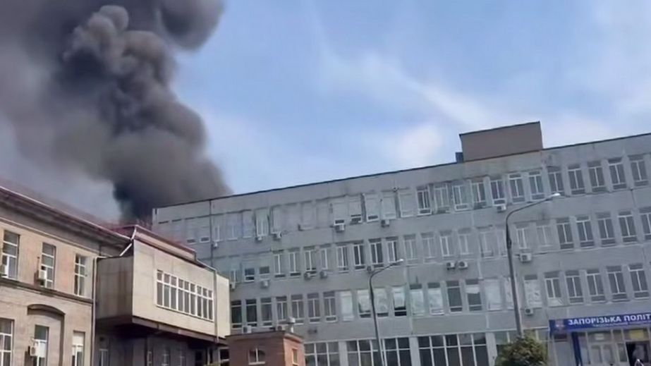 Столб дыма над вузом: последствия "прилетов" в Запорожье показала Харченко
