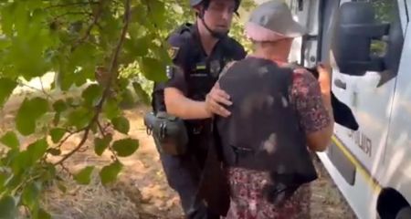 Спасение двух семей из-под обстрелов на Запорожье показали полицейские