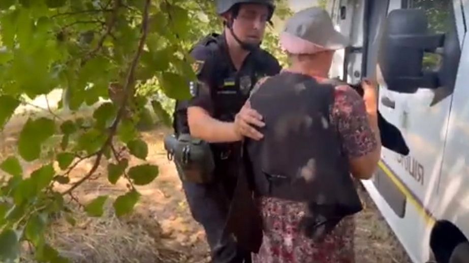 Спасение двух семей из-под обстрелов на Запорожье показали полицейские