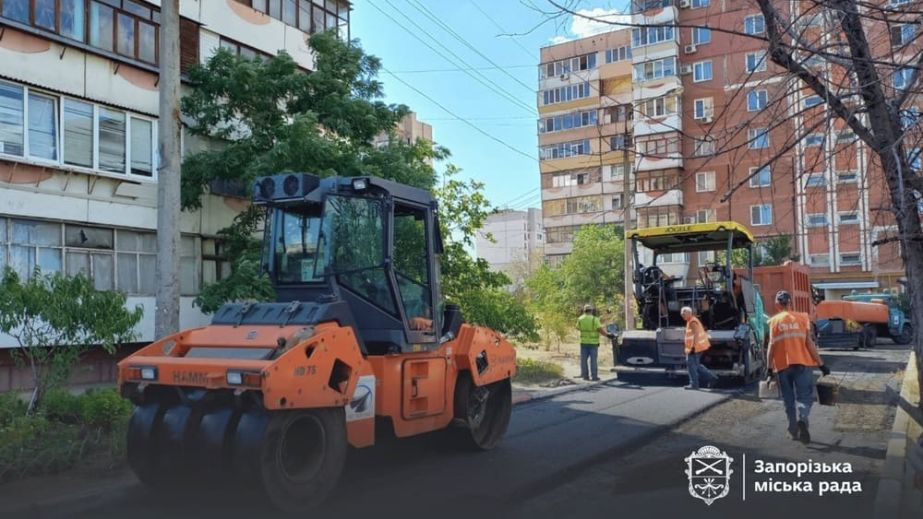 В Запорожье ремонтируют внутриквартальную дорогу между домами на Водограйной