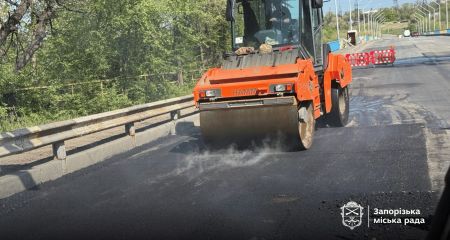 Десятки тысяч метров дорог отремонтировали за месяц в Запорожье