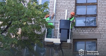 Запорожские коммунальщики проводят ремонты в многоэтажках – что уже сделано
