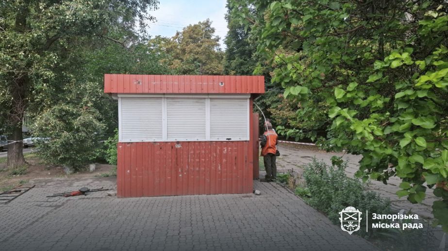 Очередной незаконный киоск демонтировали в Запорожье