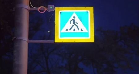 На пішохідних переходах Запоріжжя з’явилися нові дорожні знаки з підсвіткою