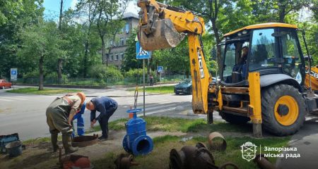 В Запорожье коммунальщики чинят водопроводы – где именно