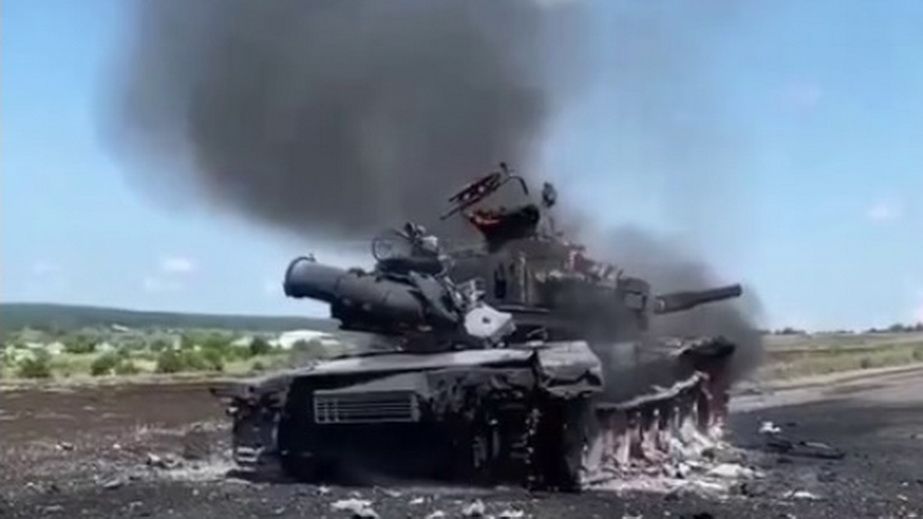 Як на Запорізькому напрямку догоряє російський танк – кадри