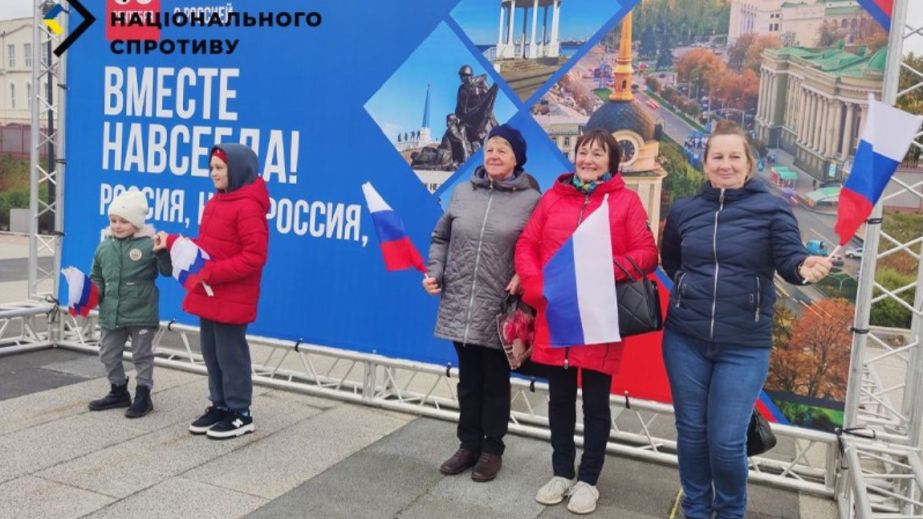 Парад покори: росіяни примусово вигнали мешканців ТОТ на вулиці