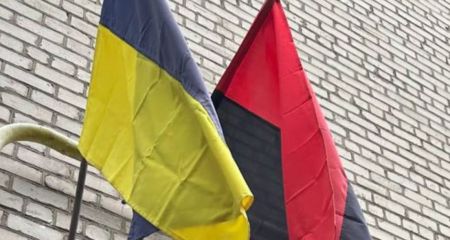 Из-за флага Украины на фасаде дома в Запорожье разгорелся спор
