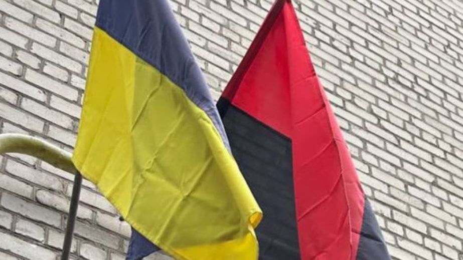 Из-за флага Украины на фасаде дома в Запорожье разгорелся спор