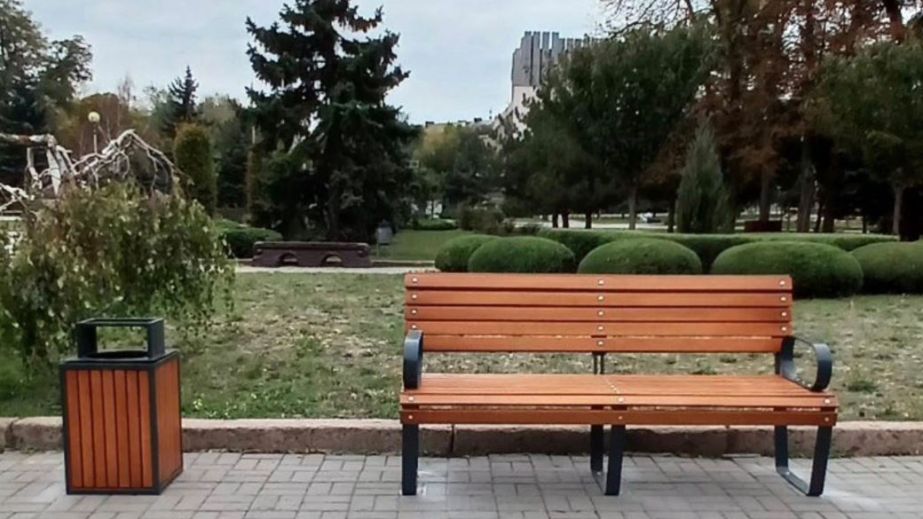 Прогулки с комфортом: новые лавочки и урны появились в центре Запорожья