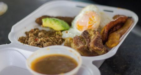 Горячей едой обеспечат запорожцев, которые ликвидируют последствия атак