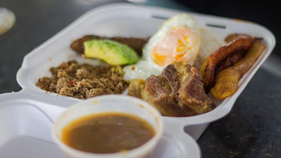 Горячей едой обеспечат запорожцев, которые ликвидируют последствия атак