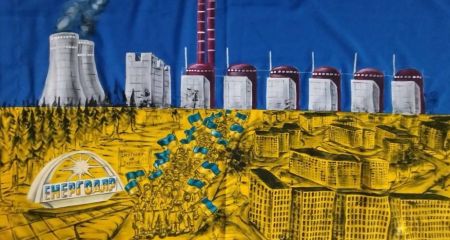 Розписаний прапор, присвячений Енергодару, з'явився в музеї пам’яті у Запоріжжі