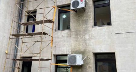 Здание Запорожской таможни пострадало в результате атаки РФ – кадры