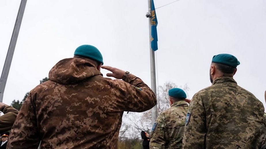 Прапор ВМС здійняли в центрі Запоріжжя на вшанування загиблих морпіхів