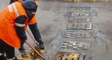 Дощові каналізації засмічилися після зливи у Запоріжжі – кадри