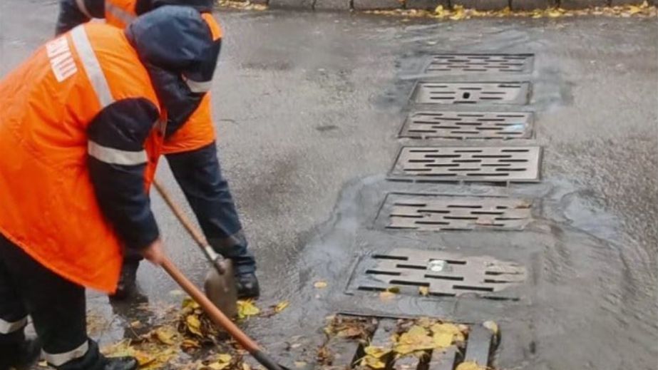 Зливові каналізації засмічилися після дощу в Запоріжжі – кадри