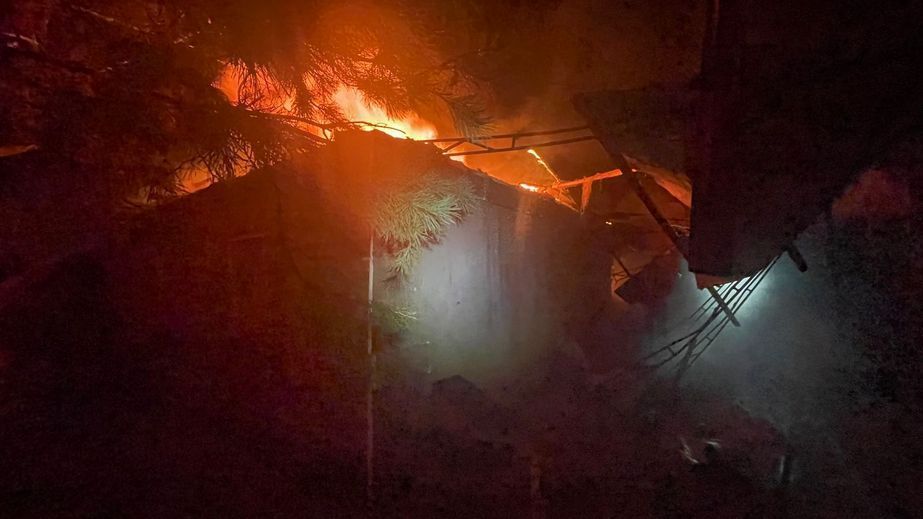 В Орехове на Запорожье после обстрелов горел дом
