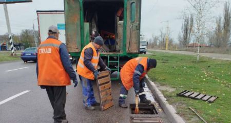 Запобігають підтопленням: каналізаційні решітки ремонтують у Запоріжжі