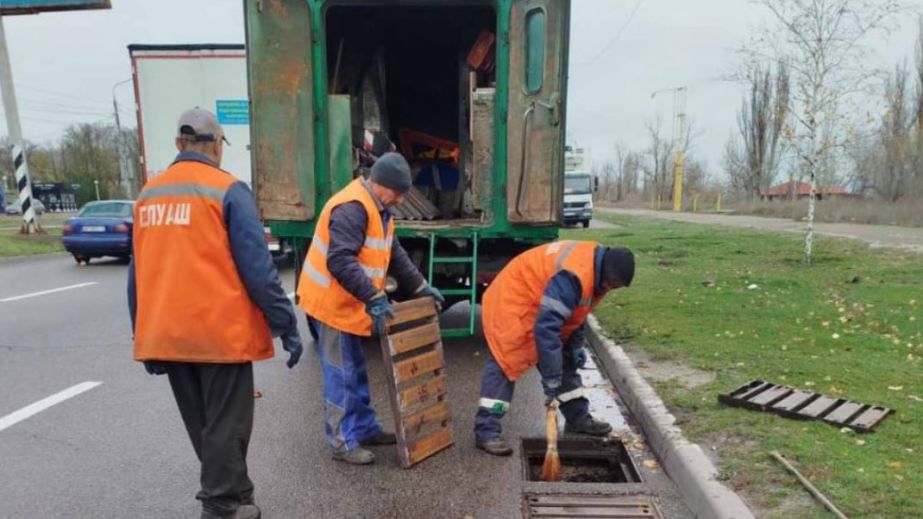 Запобігають підтопленням: каналізаційні решітки ремонтують у Запоріжжі