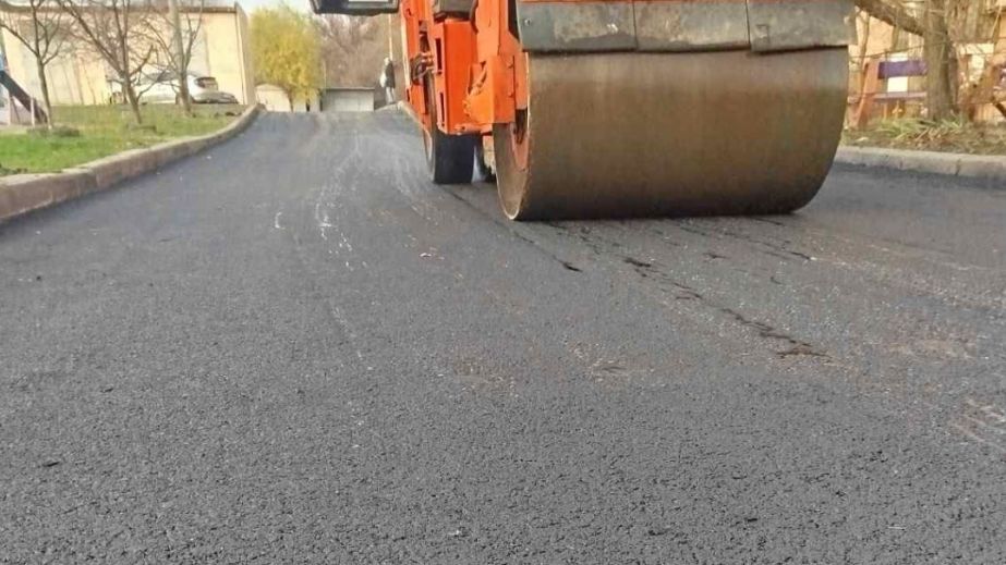Более полутысячи "квадратов" дороги обновили во дворе запорожского дома