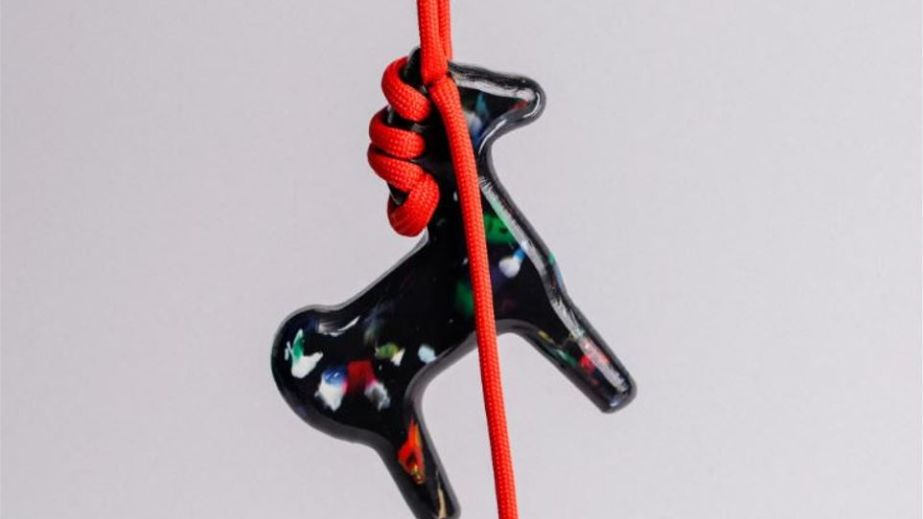 Унікальний аксесуар створили з переробленого сміття із запорізької Хортиці