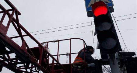 Для безопасности горожан: уличное освещение и светофоры ремонтируют в Запорожье