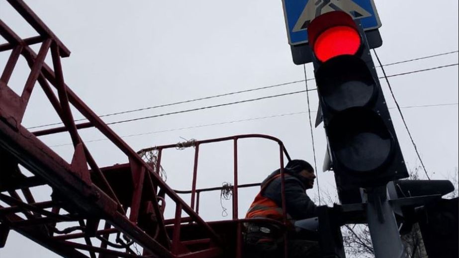 Для безопасности горожан: уличное освещение и светофоры ремонтируют в Запорожье