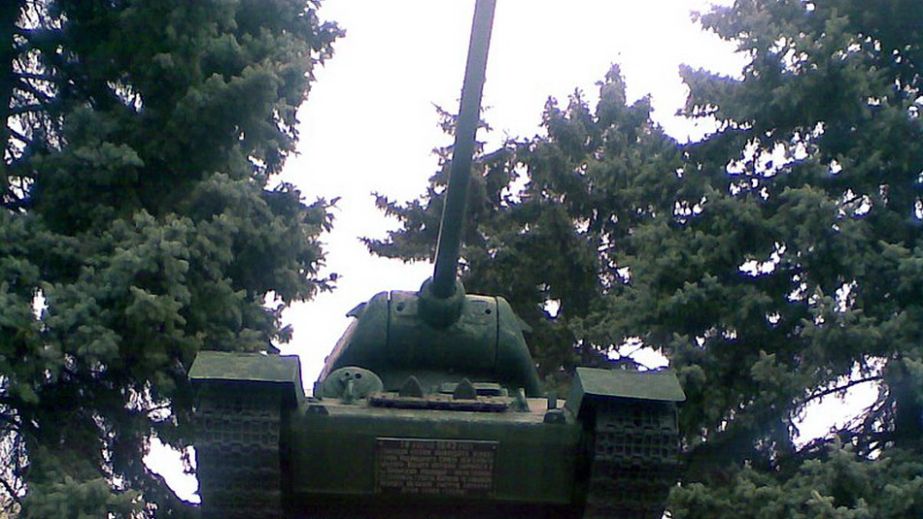 Почти 200 тыс. грн потратят на ремонт советского танка на постаменте в Запорожье
