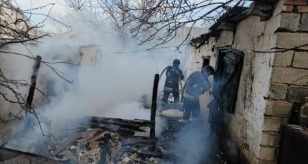 После вражеских обстрелов в пригороде Запорожья пылали дома