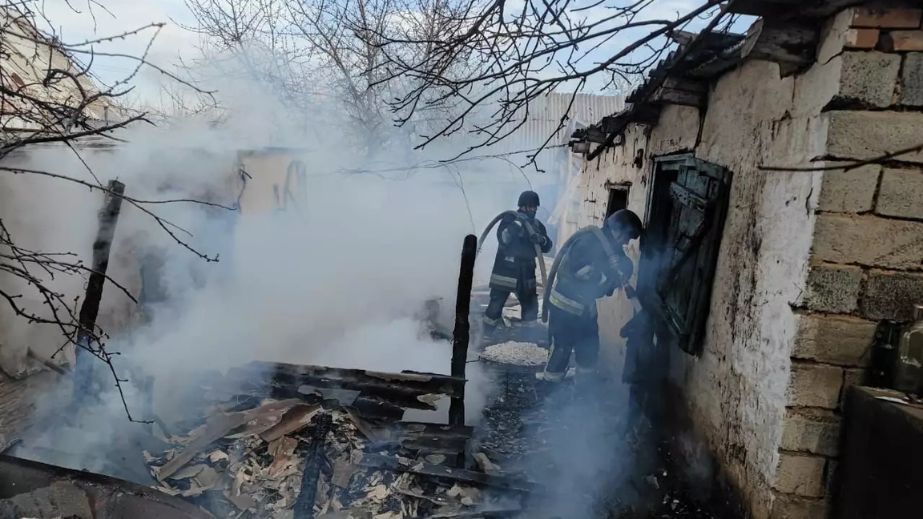 Після ворожих обстрілів у передмісті Запоріжжя палали оселі