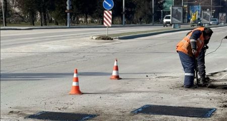 Ями після снігу: старим асфальтом почали латати діри в запорізьких дорогах