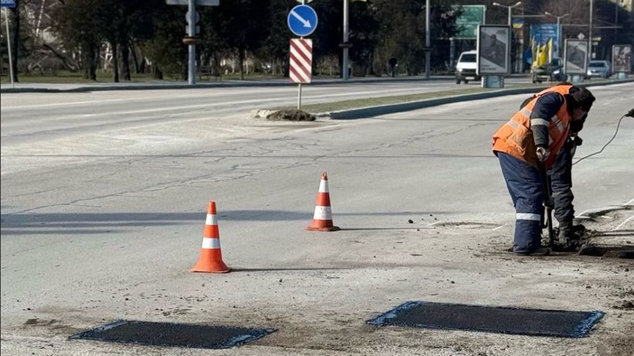 Ямы после снега: старым асфальтом начали латать дыры в запорожских дорогах