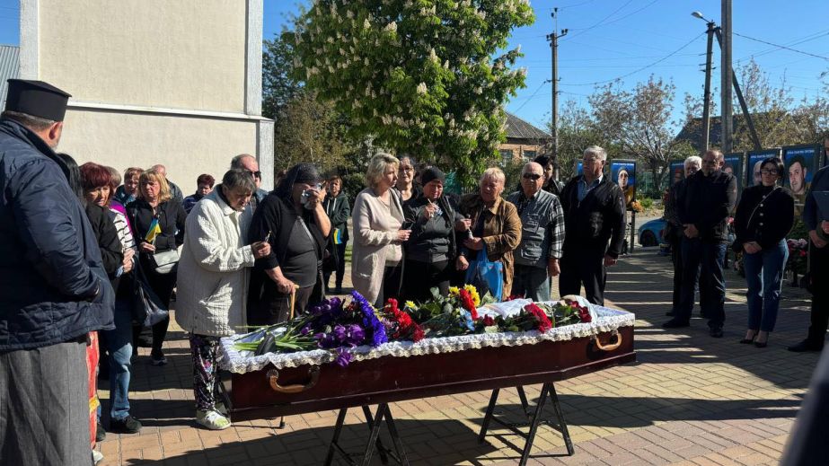 У запорізькому селищі поховали Героя з 55-ї артбригади