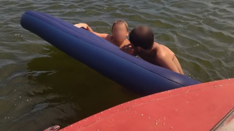 У Запоріжжі підлітків на матраці віднесло у Дніпровське водосховище